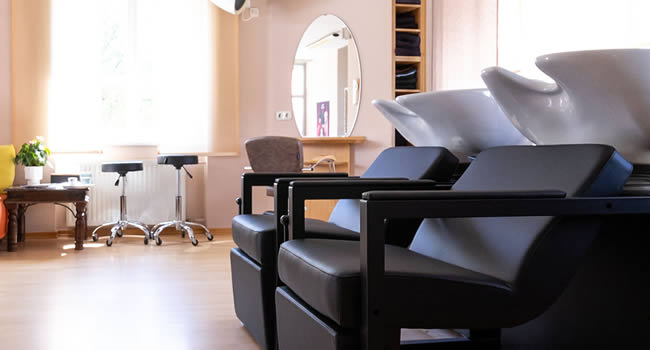 Waschplätze des Friseursalons und Pflegeprodukte.